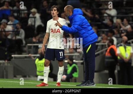 Tottenham Hotspur Capo Coach Nuno Espirito Santo (R) dà istruzioni a Bryan Gil di Tottenham Hotspur (L). UEFA Europa conference League gioca alla seconda tappa, Tottenham Hotspur v Pacos de Ferreira al Tottenham Hotspur Stadium di Londra giovedì 26 agosto 2021. Questa immagine può essere utilizzata solo per scopi editoriali. Solo per uso editoriale, licenza richiesta per uso commerciale. Nessun uso in scommesse, giochi o un singolo club / campionato / giocatori pubblicazioni. pic di Steffan Bowen / Andrew Orchard sport fotografia / Alamy Live news Foto Stock