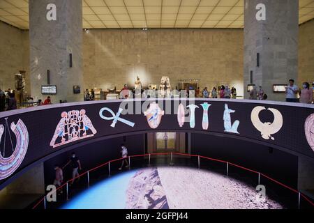 Il Museo Nazionale della civiltà Egiziana (NMEC) al Cairo, Egitto interno fucilato mostrando la sala principale con i visitatori all'interno Foto Stock