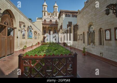 La chiesa sospesa (chiesa copta-ortodossa di Santa Vergine Maria) nel centro storico del Cairo, vista esterna della luce del giorno che mostra l'architettura unica della Chiesa Foto Stock