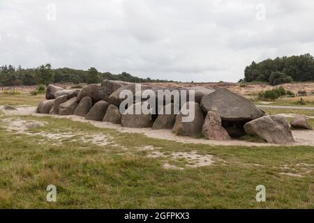 Vecchia tomba di pietra come un grande dolmen in Drenthe Olanda Foto Stock