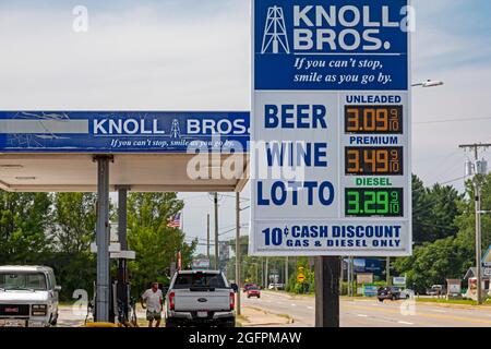 New Buffalo, Michigan - UN cartello al distributore di benzina Knoll Bros sembra pubblicizzare i prezzi per la birra, il vino e la lotteria statale. Foto Stock