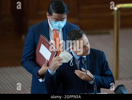 Austin, Texas, Stati Uniti. 26 agosto 2021. RAFAEL ANCHIA, D-Dallas, rimuove la sua maschera mentre la Casa del Texas discute SB 1, una misura guidata dai repubblicani che inasprirebbe le procedure di voto in Texas, incluso il divieto di votare 24 ore e le restrizioni alle urne postali. Nella parte posteriore è il gene Rep. WU, D-Houston. (Credit Image: © Bob Daemmrich/ZUMA Press Wire) Foto Stock