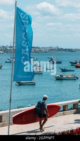 CASCAIS, PORTOGALLO - 07 agosto 2021: Un colpo verticale della costa dell'Oceano Atlantico settentrionale a Cascais, Portogallo, in una giornata estiva soleggiata Foto Stock