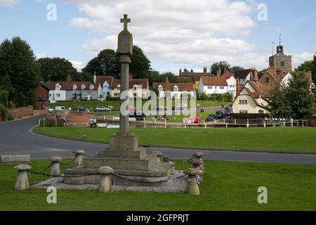 War Memorial e vista del villaggio di Finchingfield Essex Foto Stock