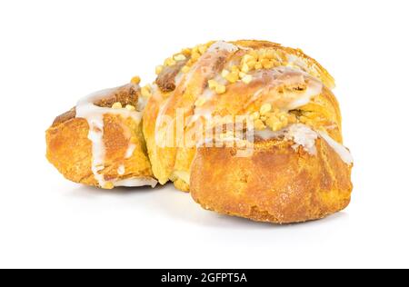 Il croissant di San Martino, tradizionalmente preparato a Poznan isolato su sfondo bianco con percorso di clipping Foto Stock