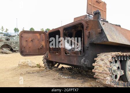 Distrutto veicolo militare armeno nel Parco dei Trofei militari di Baku Foto Stock