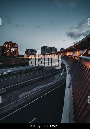 Splendida vista sul ponte, sulla strada e sugli edifici di notte Foto Stock