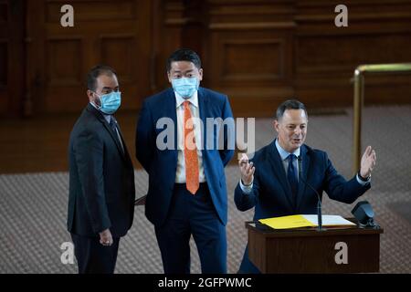 Austin, Texas, Stati Uniti. 26 agosto 2021. RAFAEL ANCHIA, D-Dallas, ha sollevato le mani durante il dibattito su SB 1, una misura guidata dai repubblicani che inasprirebbe le procedure di voto in Texas, tra cui il divieto di votare 24 ore e le restrizioni alle urne postali. Nella parte posteriore ci sono il Rep. JOE MOODY, D-El Paso, e il Rep. GENE WU, D-Houston. (Credit Image: © Bob Daemmrich/ZUMA Press Wire) Foto Stock