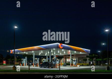 Un distributore di benzina 76 a Modesto California Stati Uniti Foto Stock