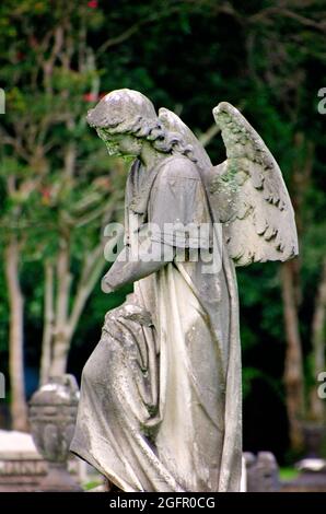 Un angelo cimitero si erge su una tomba al cimitero di Magnolia, 14 agosto 2021, a Mobile, Alabama. Il cimitero di 120 acri contiene più di 80,000 tombe. Foto Stock