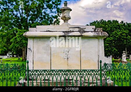 La tomba della famiglia Perrine è raffigurata nel cimitero di Magnolia, 14 agosto 2021, a Mobile, Alabama. Il cimitero di 120 acri contiene più di 80,000 tombe. Foto Stock