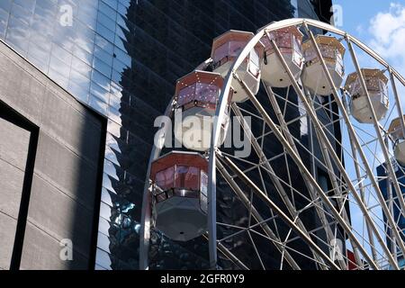 New York, New York, Stati Uniti. 25 ago 2021. Per un periodo di tempo limitato la ruota di Times Square, alta 110 metri, si aprì nell'affollata Times Square di mercoledì. Riprendendo un intero blocco la ruota di ferro mira a riportare le persone nella zona, gli hotel e le imprese. (Credit Image: © Milo Hess/ZUMA Press Wire) Foto Stock