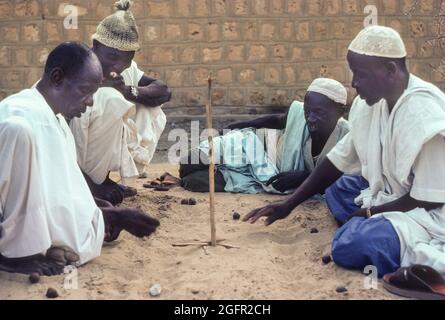 Timbuktu, Mali, settembre 1982. Uomini che giocano Dara nella sabbia. Foto Stock