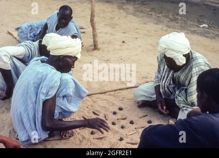 Timbuktu, Mali, settembre 1982. Uomini che giocano Dara nella sabbia. Foto Stock