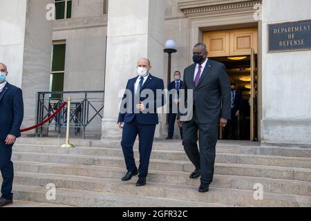 Arlington, Stati Uniti d'America. 25 ago 2021. Austin III, a destra, scorta il primo ministro israeliano Naftali Bennett dopo gli incontri bilaterali al Pentagono il 25 agosto 2021 ad Arlington, Virginia. Credit: Planetpix/Alamy Live News Foto Stock