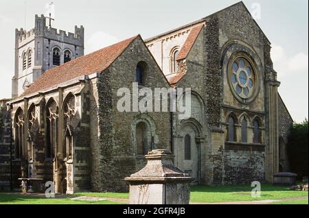 L'esterno della storica chiesa abbaziale di Waltham Holy Cross e St Lawrence, a Waltham Abbey, Essex, Regno Unito Foto Stock