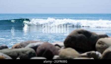Le onde si infrangono su una costa rocciosa a Surfrider Beach a Malibu, California, USA Foto Stock