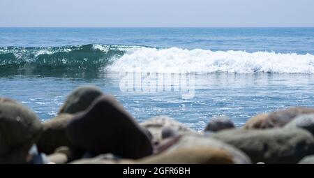 Le onde si infrangono su una costa rocciosa a Surfrider Beach a Malibu, California, USA Foto Stock