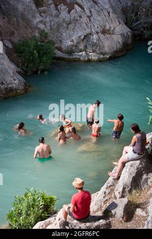 La gente di nuoto e divertirsi a Les Fonts de l'Agar, vicino Callosa, Spagna Foto Stock