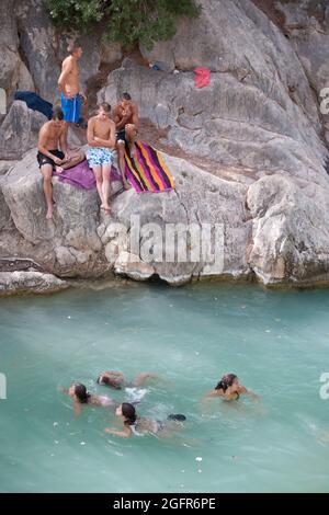 La gente di nuoto e divertirsi a Les Fonts de l'Agar, vicino Callosa, Spagna Foto Stock