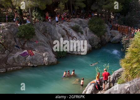 La gente di nuoto e divertirsi a Les Fonts de l'Agar, vicino Callosa, Spagna Foto Stock
