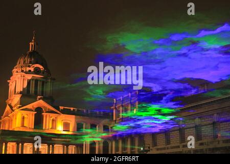 Greenwich, Londra, Regno Unito. 26 agosto 2021. 'Borealis' di Dan Archer illumina i cieli sopra l'Old Royal Naval College nel Royal Borough di Greenwich. 'Borealis' è una riproduzione ipnotizzante dell'aurora boreale nel cielo. Fa parte dell'annuale Greenwich and Docklands Festival, che si terrà dal 27 agosto all'11 settembre 2021. Credit: Imagplotter/Alamy Live News Foto Stock