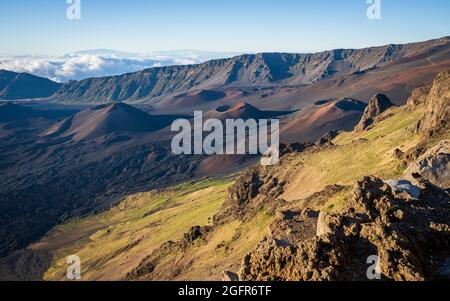 Guardando verso il basso nel cratere del Vulcano Haleakalā, che è un vulcano a scudo massiccio che forma oltre il 75% dell'Isola Hawaiana di Maui. Foto Stock