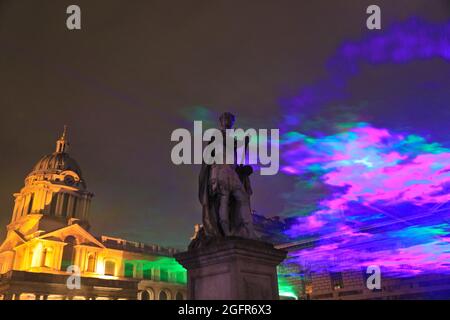 Greenwich, Londra, Regno Unito. 26 agosto 2021. 'Borealis' di Dan Archer illumina i cieli sopra l'Old Royal Naval College nel Royal Borough di Greenwich. 'Borealis' è una riproduzione ipnotizzante dell'aurora boreale nel cielo. Fa parte dell'annuale Greenwich and Docklands Festival, che si terrà dal 27 agosto all'11 settembre 2021. Credit: Imagplotter/Alamy Live News Foto Stock