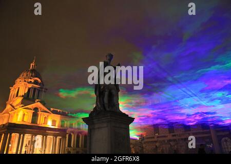 Greenwich, Londra, Regno Unito. 26 agosto 2021. 'Borealis' di Dan Archer illumina i cieli sopra l'Old Royal Naval College nel Royal Borough di Greenwich. 'Borealis' è una riproduzione ipnotizzante dell'aurora boreale nel cielo. Fa parte dell'annuale Greenwich and Docklands Festival, che si terrà dal 27 agosto all'11 settembre 2021. Credit: Imagplotter/Alamy Live News Foto Stock