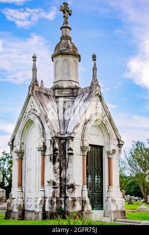 Il mausoleo della famiglia Caldwell è stato costruito in stile Gotico Revival al Cimitero Magnolia, 14 agosto 2021, a Mobile, Alabama. Foto Stock