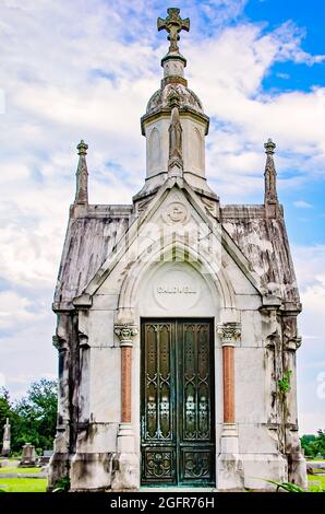 Il mausoleo della famiglia Caldwell è stato costruito in stile Gotico Revival al Cimitero Magnolia, 14 agosto 2021, a Mobile, Alabama. Foto Stock