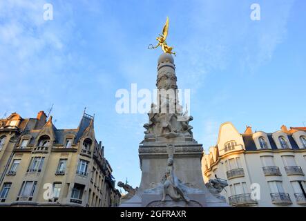 Reims, Francia, la statua d'oro della Vittoria alata sulla Fontana di Sbe in Place Drouet-d'Erlon Foto Stock