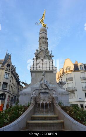 Reims, Francia, Statua della Vittoria alata sulla Fontana di Sbe in Place Drouet-d'Erlon Foto Stock