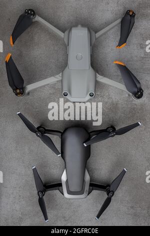 ZUTPHEN, PAESI BASSI - 06 ago 2021: Vista dall'alto del drone quadricottero Air 2S e della versione precedente di Mavic Air che mostra la differenza evolutiva nelle dimensioni Foto Stock