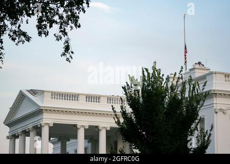 Washington, Stati Uniti d'America. 26 agosto 2021. La bandiera americana vola a metà del personale alla Casa Bianca di Washington, DC giovedì 26 agosto 2021. Esplosioni multiple nei pressi dell'aeroporto internazionale Hamid Karzai di Kabul, l'Afghanistan ha ferito molti e ucciso almeno 12 membri del servizio americano. Credit: Stefani Reynolds/Pool/Sipa USA Credit: Sipa USA/Alamy Live News Foto Stock