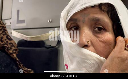 Kabul, Afghanistan. 26 agosto 2021. Una donna afghana siede in aereo mentre i rifugiati vengono evacuati dall'aeroporto internazionale Hamid Karzai di Kabul, Afghanistan giovedì 26 agosto 2021. Decine di membri del servizio americano e afghani sono stati uccisi da un attacco mortale all'aeroporto internazionale Hamid Karzai di Kabul, in Afghanistan. Foto di Hassan Majeed/UPI Credit: UPI/Alamy Live News Foto Stock