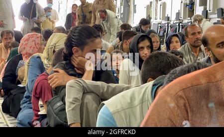 Kabul, Afghanistan. 26 agosto 2021. I rifugiati vengono evacuati dall'aeroporto internazionale Hamid Karzai di Kabul, Afghanistan giovedì 26 agosto 2021. Decine di membri del servizio americano e afghani sono stati uccisi da un attacco mortale all'aeroporto internazionale Hamid Karzai di Kabul, in Afghanistan. Foto di Hassan Majeed/UPI Credit: UPI/Alamy Live News Foto Stock