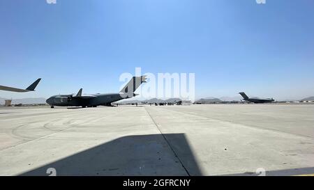 Kabul, Afghanistan. 26 agosto 2021. I rifugiati vengono evacuati dall'aeroporto internazionale Hamid Karzai di Kabul, Afghanistan giovedì 26 agosto 2021. Decine di membri del servizio americano e afghani sono stati uccisi da un attacco mortale all'aeroporto internazionale Hamid Karzai di Kabul, in Afghanistan. Foto di Hassan Majeed/UPI Credit: UPI/Alamy Live News Foto Stock