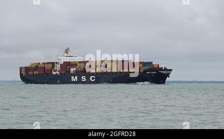 SOUTHEND ON SEA, REGNO UNITO - 19 giugno 2021: Una nave container MV MSC India con carico sul Tamigi, Southend of Sea, Essex Foto Stock