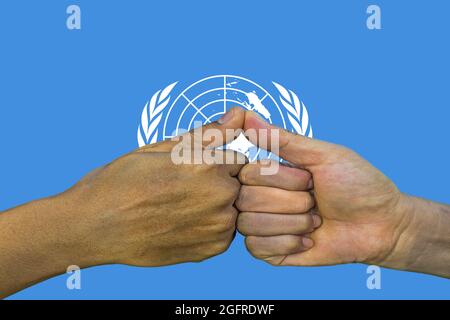 Bandiera delle nazioni unite, intergration di un gruppo multiculturale dei giovani. Foto Stock