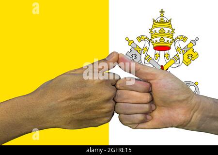 Città del Vaticano bandiera, intergration di un gruppo multiculturale dei giovani. Foto Stock