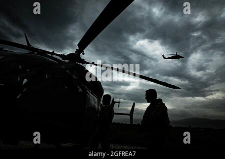 SGT. Francisco Silva (a sinistra) e Chief Warranty Officer Two (CW2) Jean Rodriguez (a destra) dalla Guardia Nazionale Aviazione dell'Esercito di Porto Rico sbarcano il loro elicottero UH-72 dopo il ritorno da una missione di ricognizione sopra la Hatte, Haiti, 25 agosto 2021. I guardiani PRANGA sono stati una parte essenziale degli sforzi di soccorso guidati dall'USAID e hanno già completato 12 voli di ricognizione allo scopo di valutare dall'aria le condizioni di una varietà di infrastrutture locali come ospedali, scuole e strade. (Foto della Guardia Nazionale dell'esercito di Sgt. Agustin Montanez/rilasciato) Foto Stock