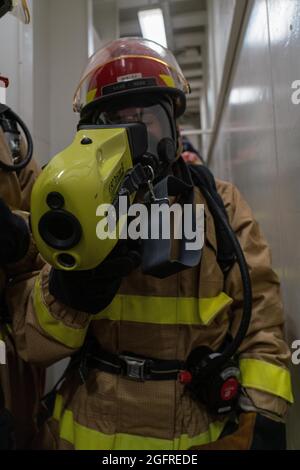 OCEANO PACIFICO (24 agosto 2021) danni Controlman III Classe Nohemi Araizacarrillo, da Tucson, Ariz., utilizza una termocamera durante un drill di controllo danni a bordo della nave di sbarco anfibio USS Pearl Harbor (LSD 52), 24 agosto. Pearl Harbor, parte dell'USS Essex Amphibious Ready Group (ARG), insieme all'undicesimo MEU, opera nell'area di responsabilità della settima flotta degli Stati Uniti per migliorare l'interoperabilità con alleati e partner e fungere da pronta forza di reazione per difendere la pace e la stabilità nella regione dell'Indo-Pacifico. (STATI UNITI Foto Navy di Mass Communication Specialist terza classe Sang Kim) Foto Stock