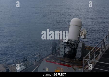 OCEANO PACIFICO (24 agosto 2021) nave di sbarco Amphibious dock USS Pearl Harbor (LSD 52) conduce esercitazioni di fuoco con il sistema di armi vicino (CIWS) a bordo nell'Oceano Pacifico, agosto 24. Pearl Harbor, parte dell'USS Essex Amphibious Ready Group (ARG), insieme all'undicesimo MEU, opera nell'area di responsabilità della settima flotta degli Stati Uniti per migliorare l'interoperabilità con alleati e partner e fungere da pronta forza di reazione per difendere la pace e la stabilità nella regione dell'Indo-Pacifico. (STATI UNITI Foto Navy di Mass Communication Specialist terza classe Sang Kim) Foto Stock