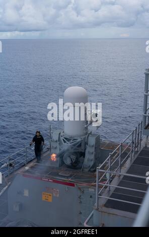 OCEANO PACIFICO (24 agosto 2021) nave di sbarco Amphibious dock USS Pearl Harbor (LSD 52) conduce esercitazioni di fuoco con il sistema di armi vicino (CIWS) a bordo nell'Oceano Pacifico, agosto 24. Pearl Harbor, parte dell'USS Essex Amphibious Ready Group (ARG), insieme all'undicesimo MEU, opera nell'area di responsabilità della settima flotta degli Stati Uniti per migliorare l'interoperabilità con alleati e partner e fungere da pronta forza di reazione per difendere la pace e la stabilità nella regione dell'Indo-Pacifico. (STATI UNITI Foto Navy di Mass Communication Specialist terza classe Sang Kim) Foto Stock