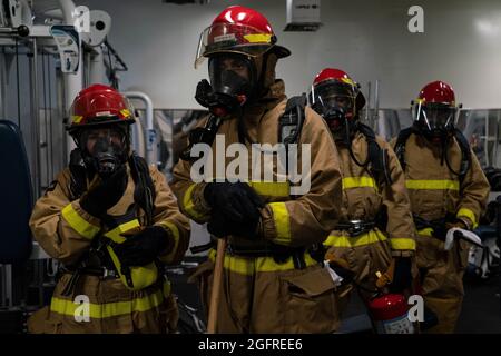 PACIFIC OCEAN (24 agosto 2021) i marinai prendono parte a una perforatrice per il controllo dei danni a bordo della nave di sbarco del bacino anfibio USS Pearl Harbor (LSD 52), agosto 24. Pearl Harbor, parte dell'USS Essex Amphibious Ready Group (ARG), insieme all'undicesimo MEU, opera nell'area di responsabilità della settima flotta degli Stati Uniti per migliorare l'interoperabilità con alleati e partner e fungere da pronta forza di reazione per difendere la pace e la stabilità nella regione dell'Indo-Pacifico. (STATI UNITI Foto Navy di Mass Communication Specialist terza classe Sang Kim) Foto Stock