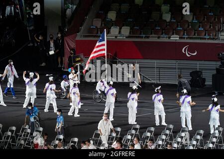 Tokyo, Giappone. 24 agosto 2021. I membri della delegazione della Liberia camminano sullo stadio come parte della sfilata di atlete Tokyo 20202 cerimonia di apertura dei Giochi Paralimpici sullo Stadio Olimpico. I giochi sono stati rinviati a causa della pandemia globale COVID-19 e tenuti senza assistere spettatori. Solo i bambini delle scuole in piccoli gruppi erano autorizzati a guardare alcuni degli eventi durante la durata dei Giochi. (Foto di Lev Radin/Pacific Press) Credit: Pacific Press Media Production Corp./Alamy Live News Foto Stock