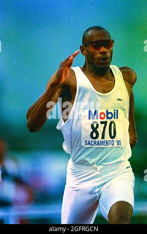 Kevin Young (USA) in competizione negli ostacoli da 400 metri ai Campionati USA Outdoor Track and Field 1995 Foto Stock