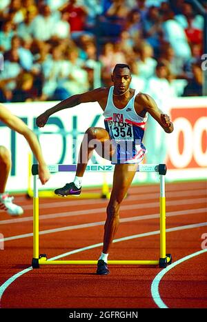 Kevin Young (USA) che gareggia nei 400 metri di ostacoli ai Campionati del mondo di atletica 1993 Foto Stock
