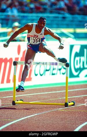 Kevin Young (USA) che gareggia nei 400 metri di ostacoli ai Campionati del mondo di atletica 1993 Foto Stock